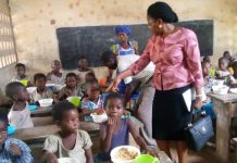 La ministre Tomegah Dogbé en tournée pour constater l’effectivité du démarrage des cantines scolaires.