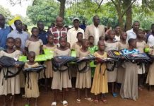 Togo : Gerry Taama au chevet des élèves de la préfecture de l’Est-Mono, à travers un don de kits scolaires.