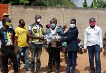 Lutte contre la Covid-19 : L’Association JCMC au chevet des conducteurs de Taxis-motos avec 500 bavettes artisanales.
