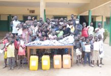 Covid-19 : des étudiants de l’UL distribuent des masques réutilisables et du gel hydroalcoolique dans 11 orphelinats du Togo.