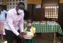 Éducation : au complexe scolaire le Phénix, l’AJPNV encourage l’excellence avec des kits scolaires