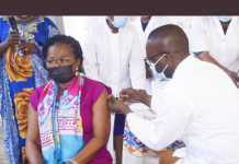 Le premier ministre Dogbé reçoit sa première dose d’AstraZénéca et donne le ton de la campagne de vaccination