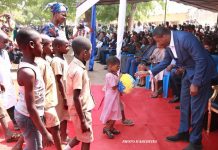 Noël 2022 : Faure Gnassingbé aux côtés des enfants du personnel de la Présidence de la République.