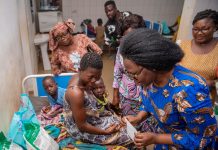 Togo : nouveau-nés et enfants malades reçoivent des présents de la nativité offerts par FEG