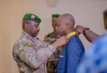 Mali : Assimi GOITA élève Prof Dussey au randg de Commandeur de l’ordre national