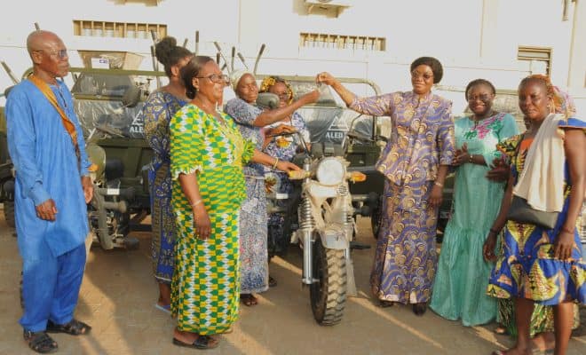 Remise-symbolique-des-equipements-aux-beneficiaires-par-la-ministre-en-charge-de-lAction-sociale-Mme-Adjovi-Lolonyo-Apedoh-Anakoma-a-droite-Photo-EDJARE-Fir-660x400