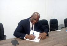 Dr Koumtchane Siangou dédicace son ouvrage « La décentralisation positive »