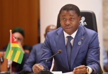 Dignité humaine : des fleurs jetées au Togo