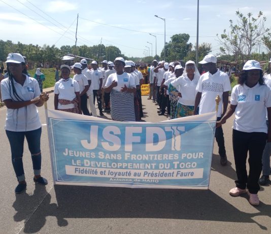 Indépendance du Togo : la JSFDT affirme sa loyauté par un défilé à Notsè