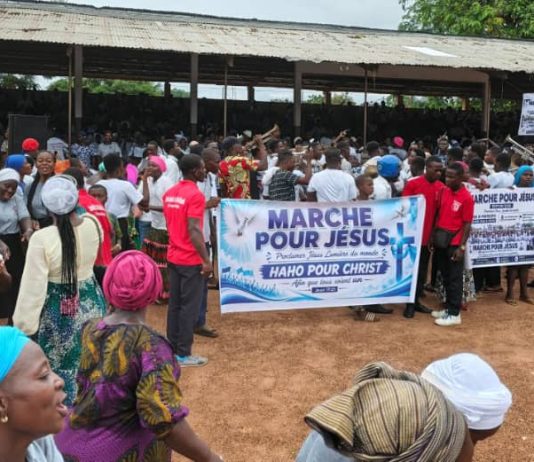 Notsè : des fidèles marchent pour Jésus sous la pluie