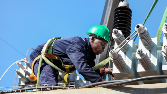 acces-a-l-electricite-le-fonds-tinga-change-la-donne-pour-des-milliers-de-foyers_i1200