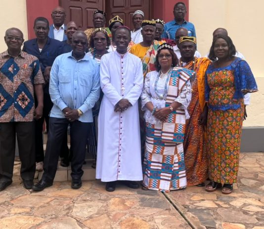 Agou-Tavié : Mgr Amékousse reçoit l’hommage de la chefferie traditionnelle